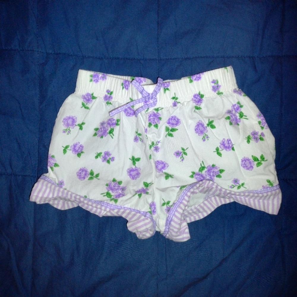 KRU Supplies Girl's Purple and White Floral Shorts Size 12 Months